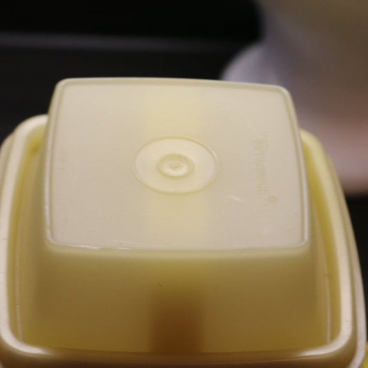 1330 Tupperware Pick-A-Deli Pickle Keeper 1Qt Container Yellow W/Clear Seal