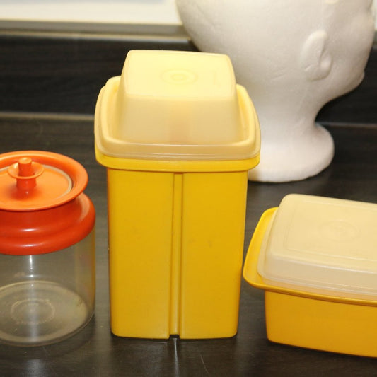 1330 Tupperware Pick-A-Deli Pickle Keeper 1Qt Container Yellow W/Clear Seal