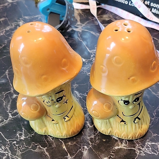 Vintage Anthropomorphic Large Mushroom Sel & Poivre Japon Salt & Pepper