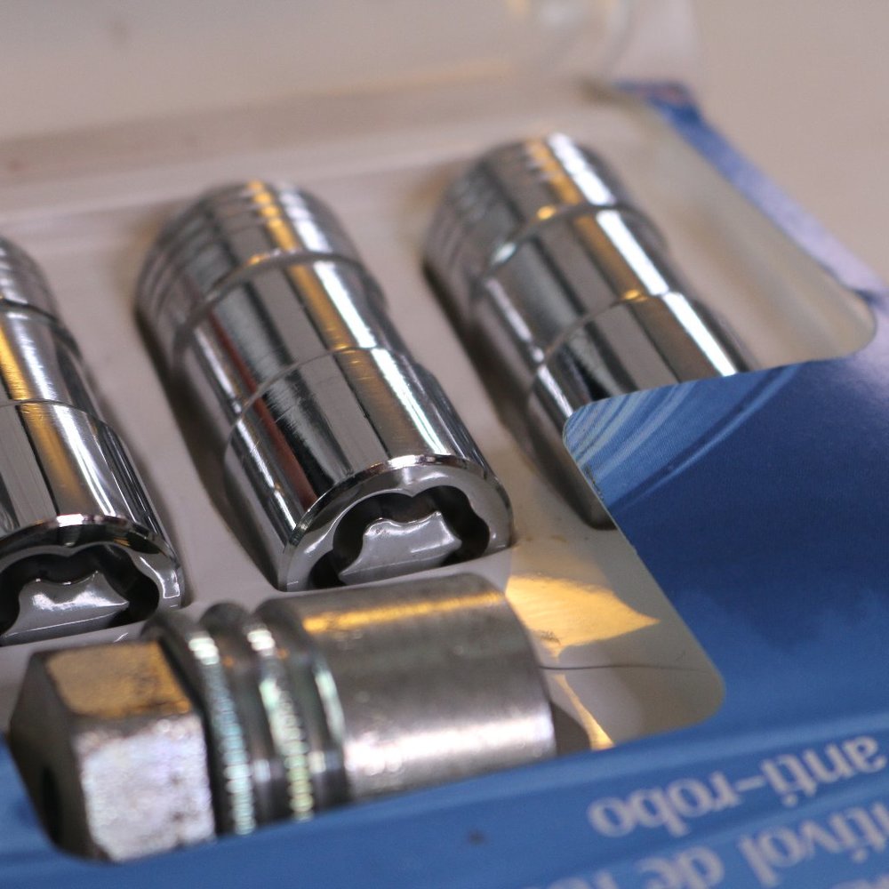 Gm Accessories In Package Wheel Locks #1780466 (Set Of 5) In Box