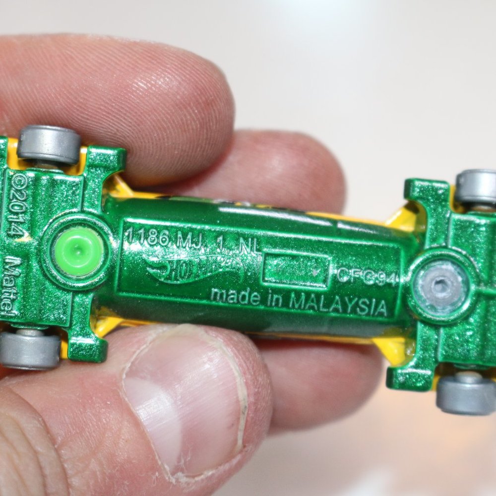 2014 Hot Wheels 1/64 Diecast Cfg94 Yellow/Green Daredevils Ice Shredder #17-Mala