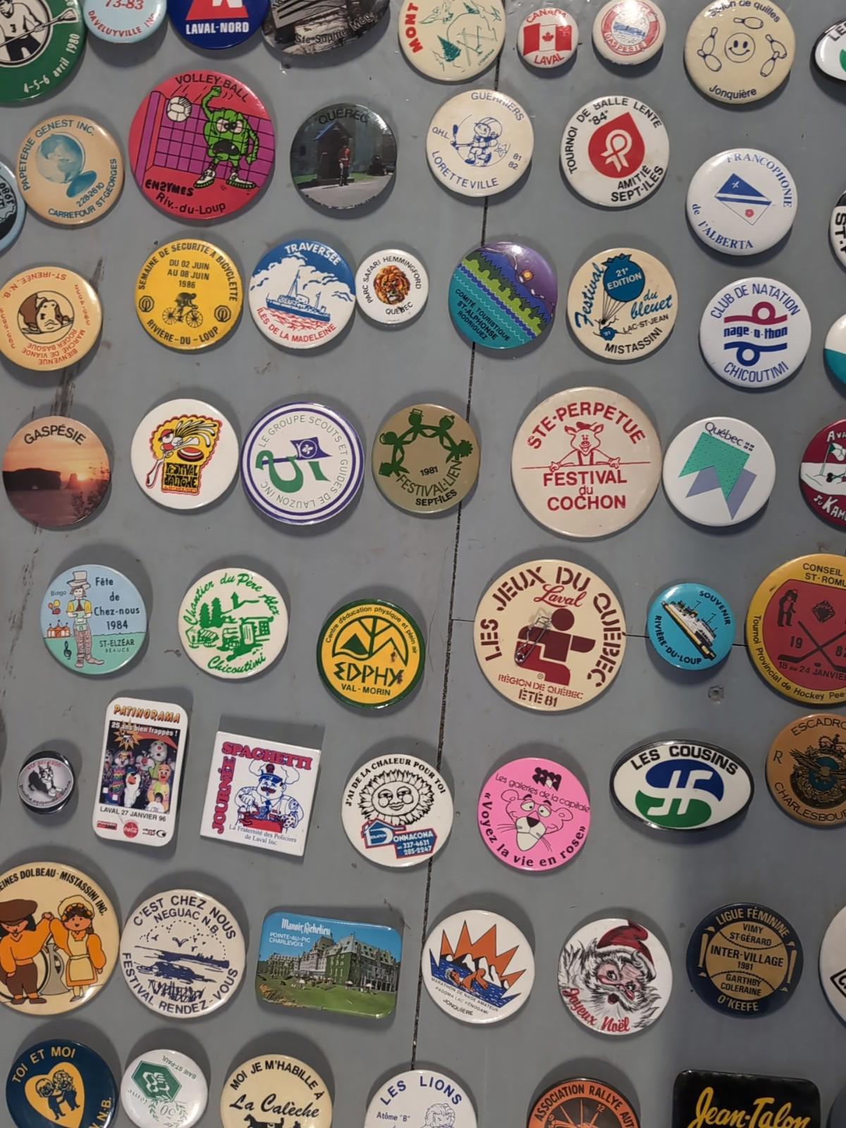 Gros lot de macarons vintage 125+ pièces Québec Sport Municipalités Canada Ville