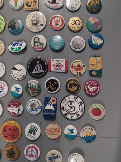 Gros lot de macarons vintage 125+ pièces Québec Sport Municipalités Canada Ville