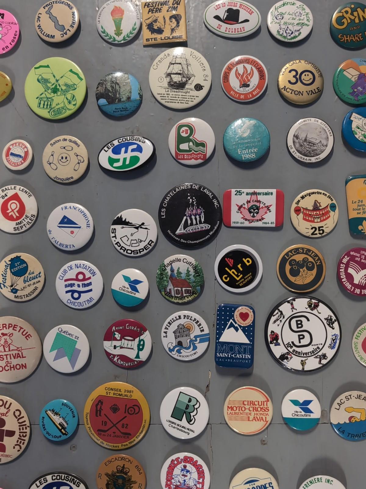 Gros lot de macarons vintage 125+ pièces Québec Sport Municipalités Canada Ville