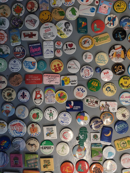Gros lot de macarons vintage (250+ pièces) Politique, événements, causes sociale