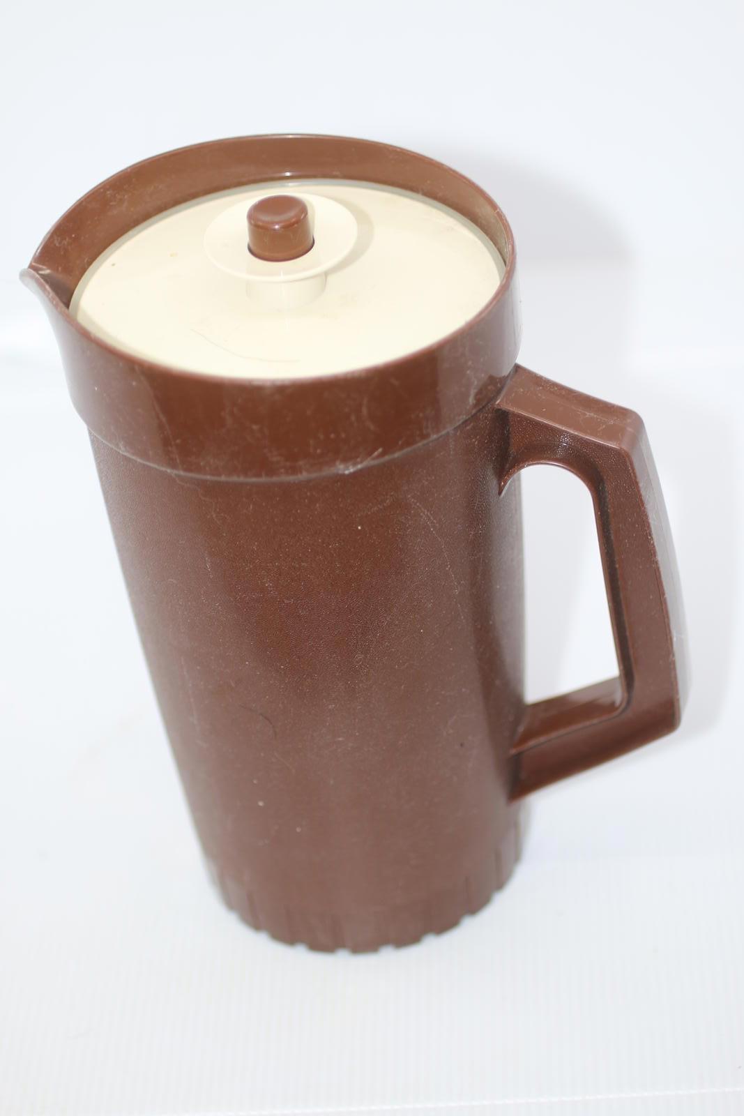 Vintage push button lid Tupperware 2 quart pitcher 1/2 Gallon brown #1 800-8