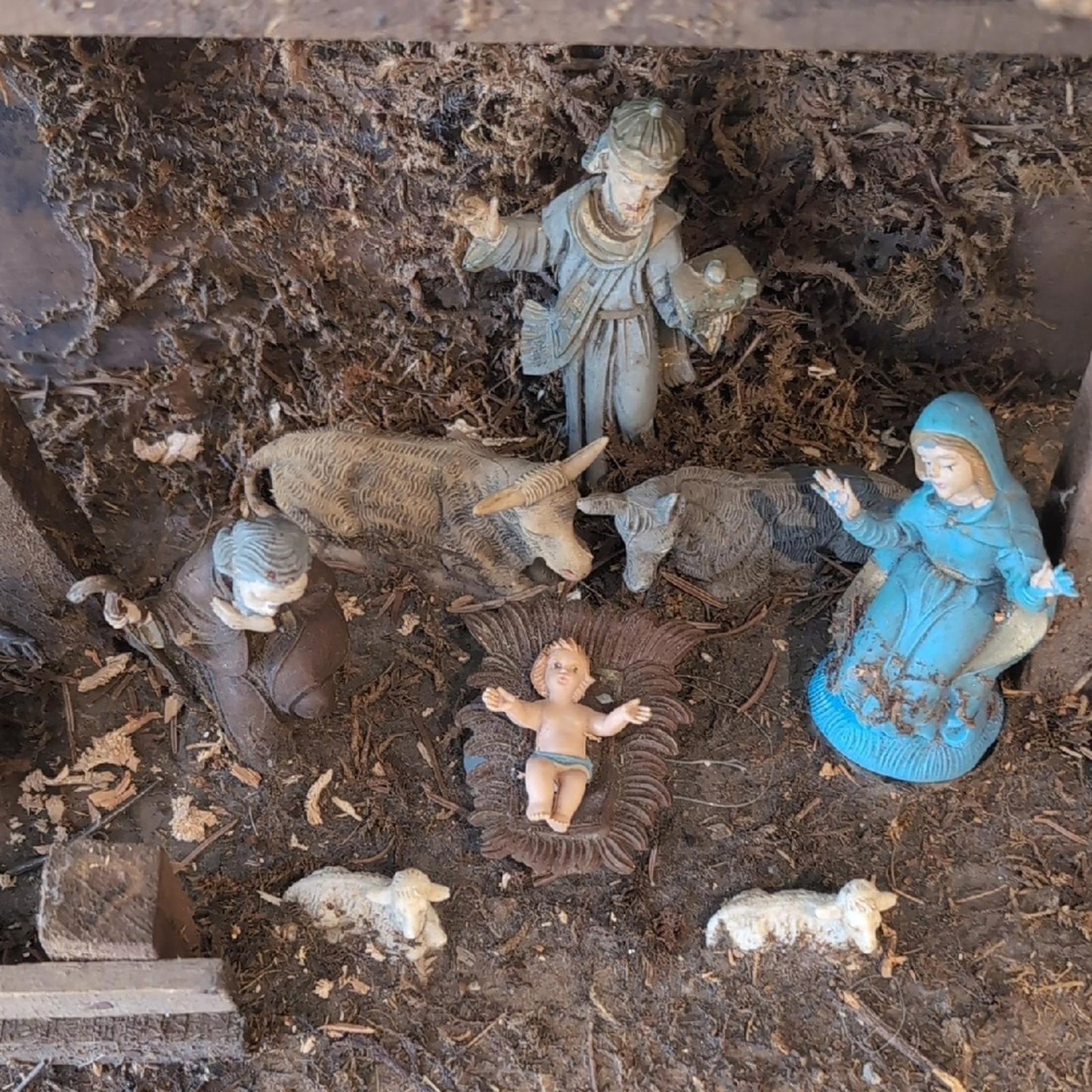 Rustic Nativity Scene Set with Colorful Figures Christmas Tree Jesus Creche Vtg