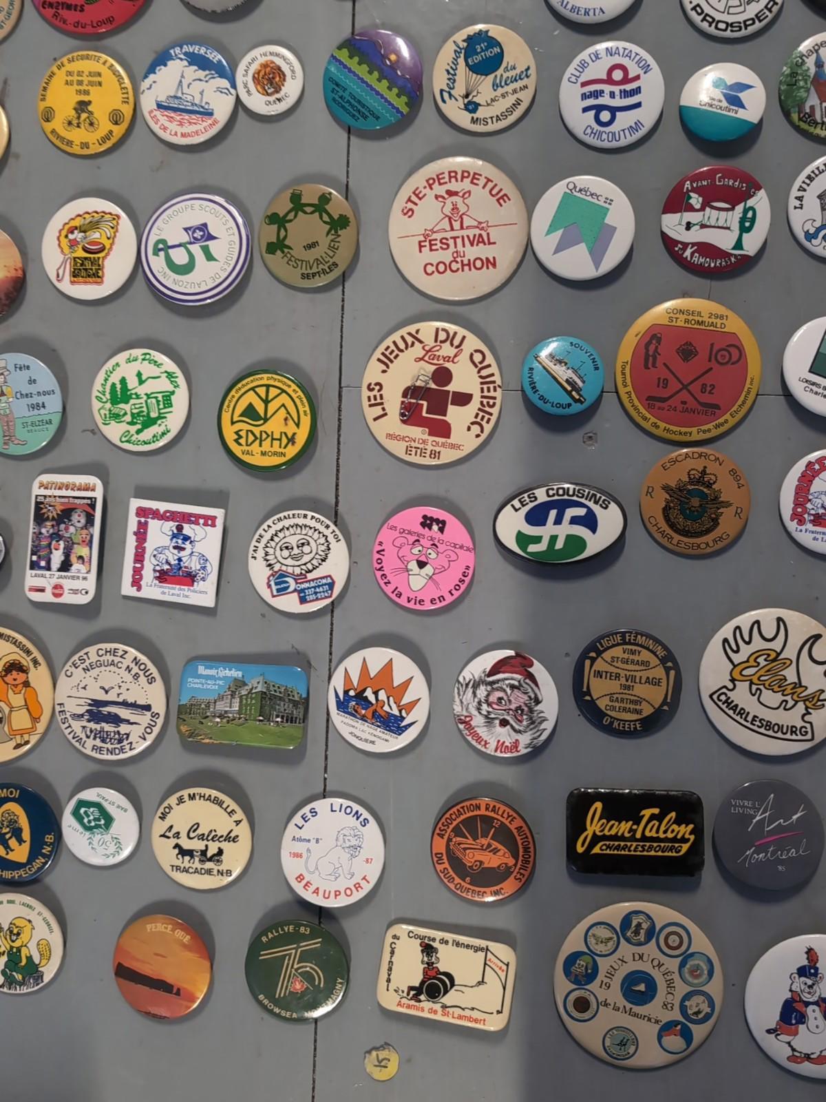 Gros lot de macarons vintage 125+ pièces Québec Sport Municipalités Canada Ville