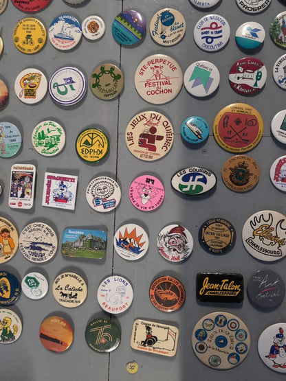 Gros lot de macarons vintage 125+ pièces Québec Sport Municipalités Canada Ville