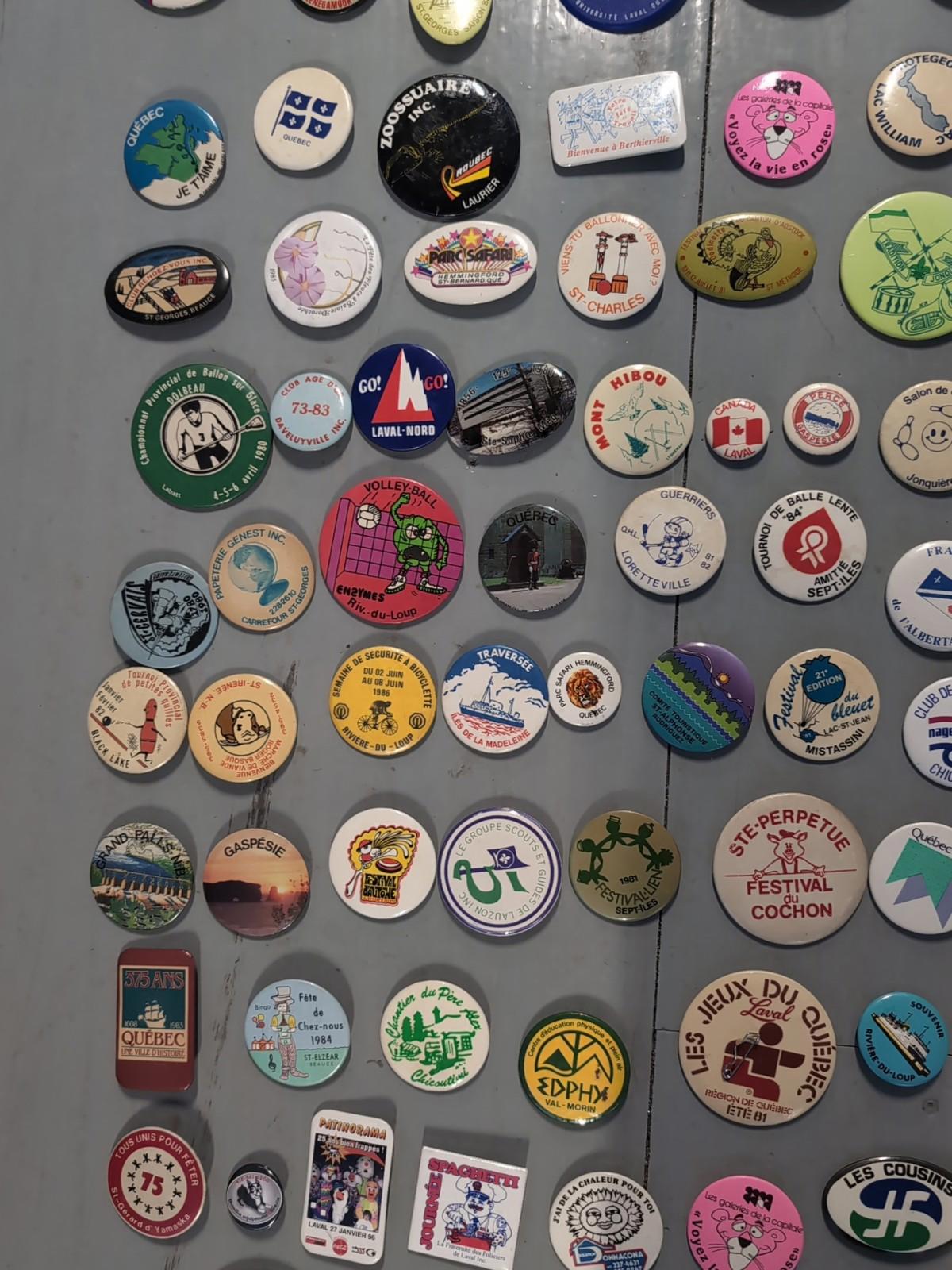 Gros lot de macarons vintage 125+ pièces Québec Sport Municipalités Canada Ville