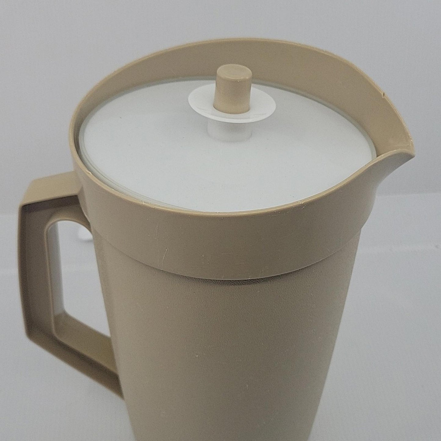 Vintage Tupperware Pitcher Half Gallon (2 qt) Tan Push Button Seal Lid #800-1