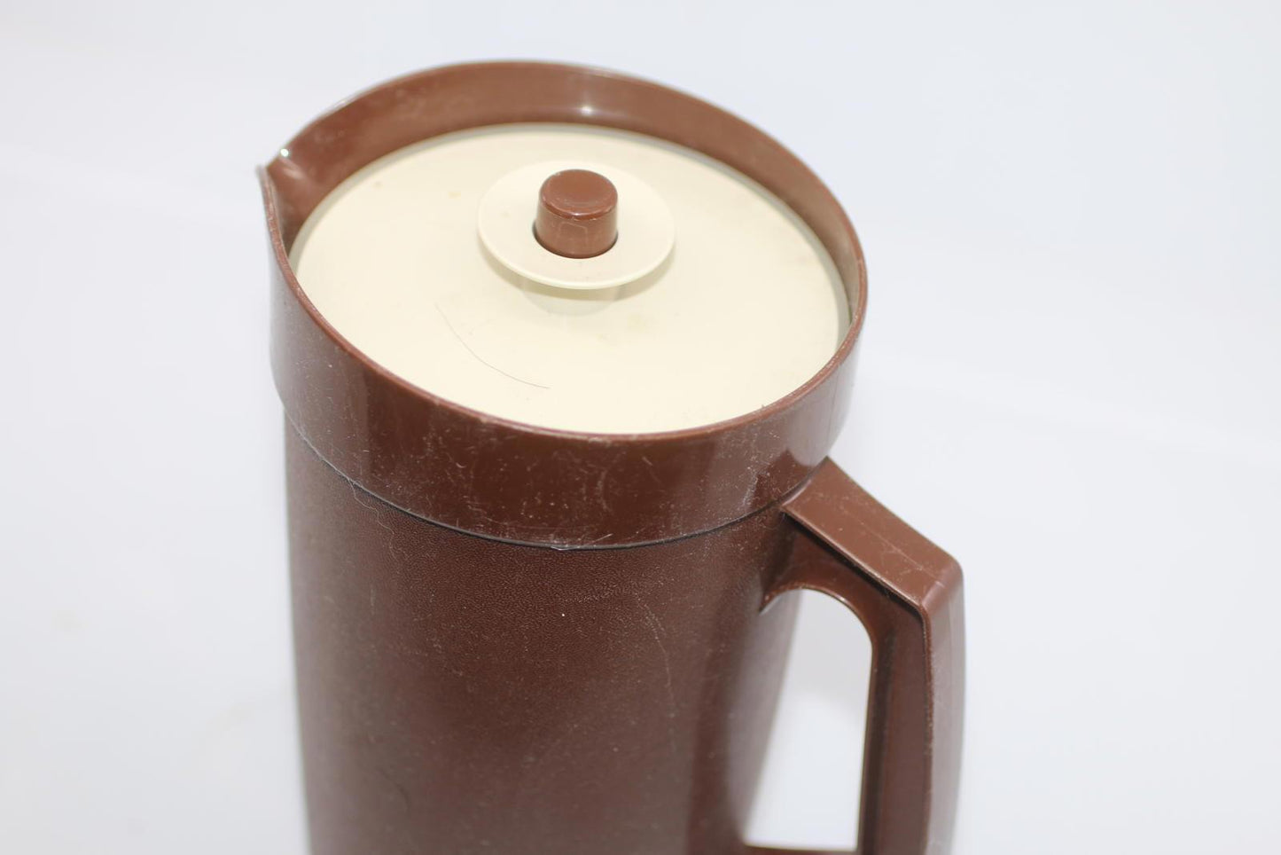 Vintage push button lid Tupperware 2 quart pitcher 1/2 Gallon brown #1 800-8