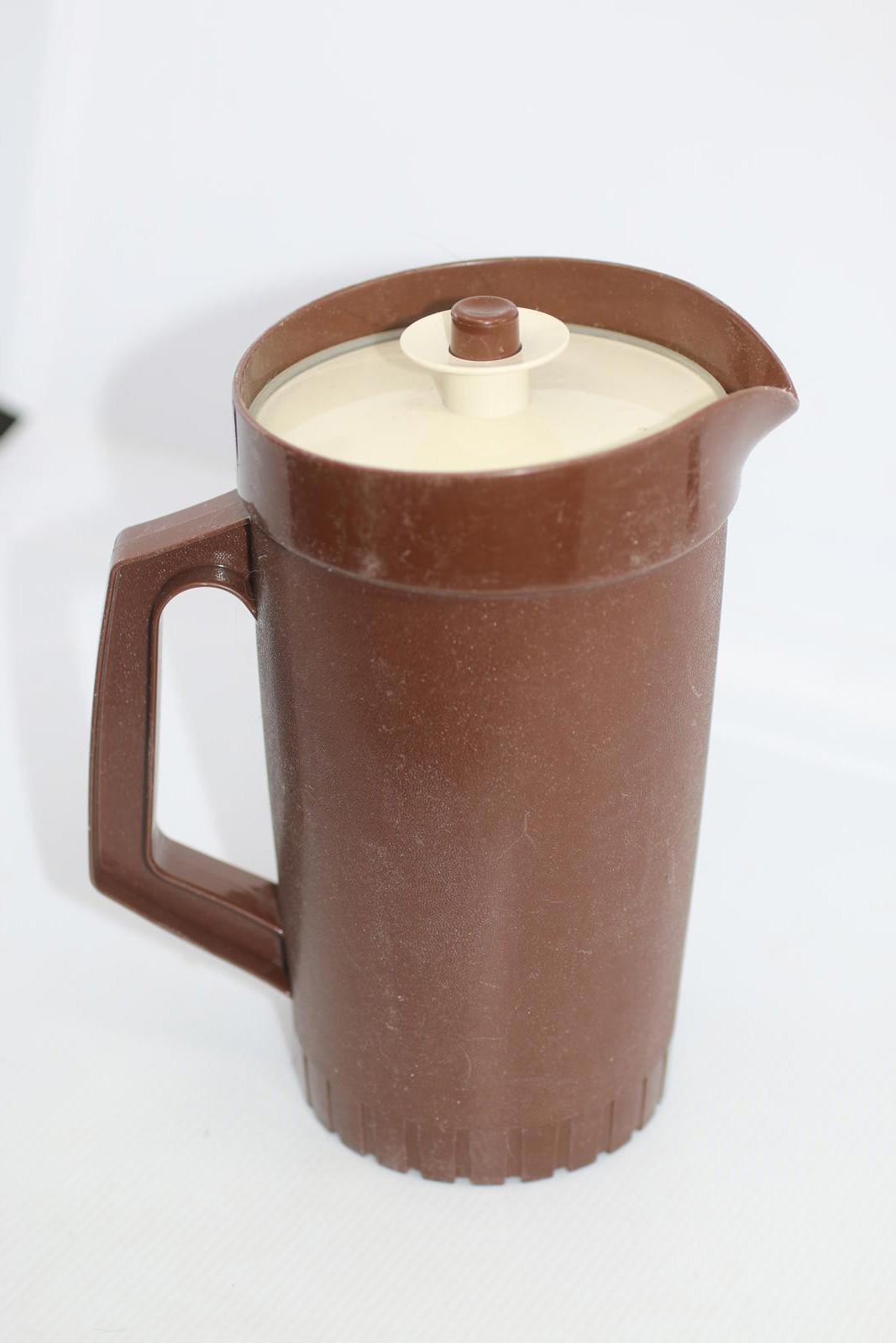 Vintage push button lid Tupperware 2 quart pitcher 1/2 Gallon brown #1 800-8