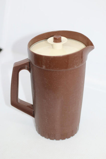 Vintage push button lid Tupperware 2 quart pitcher 1/2 Gallon brown #1 800-8