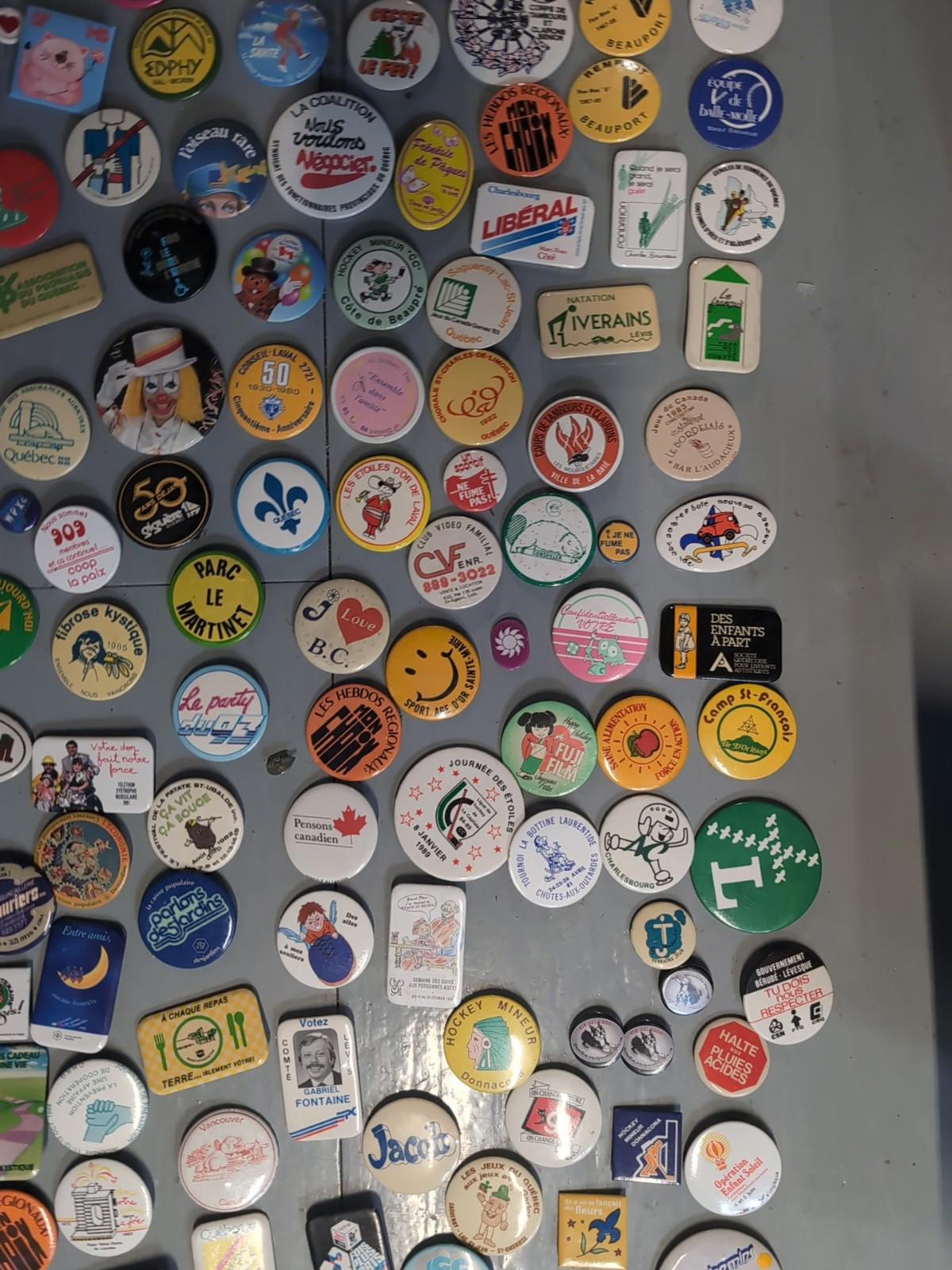 Gros lot de macarons vintage (250+ pièces) Politique, événements, causes sociale