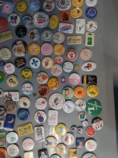 Gros lot de macarons vintage (250+ pièces) Politique, événements, causes sociale