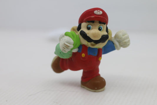 Mario Bros. Mario w/ Turnip 1989 Nintendo Applause PVC Figurine Vintage 2 Inch