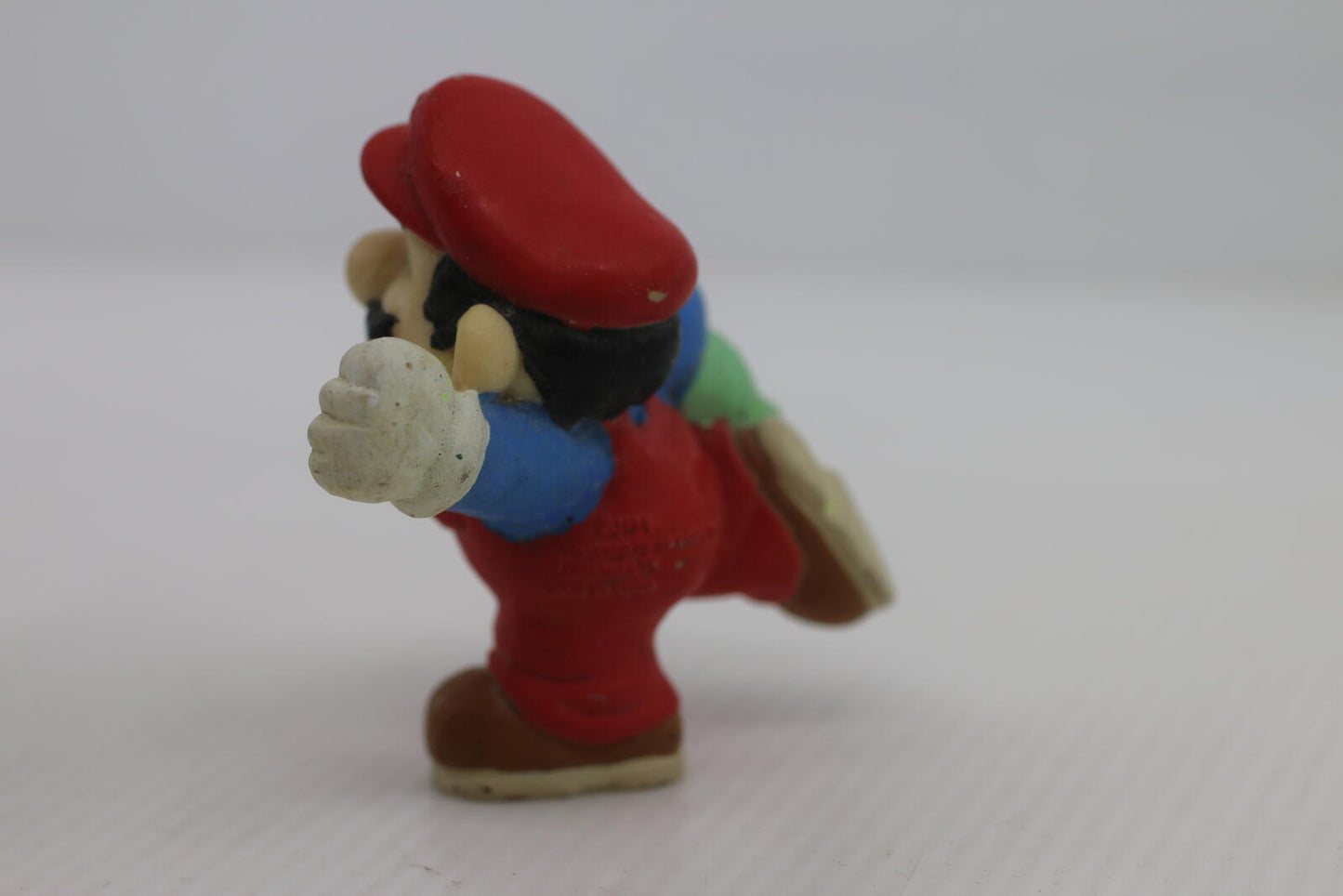 Mario Bros. Mario w/ Turnip 1989 Nintendo Applause PVC Figurine Vintage 2 Inch
