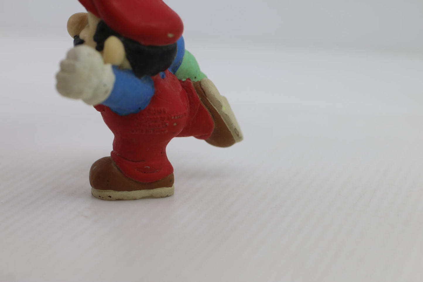 Mario Bros. Mario w/ Turnip 1989 Nintendo Applause PVC Figurine Vintage 2 Inch