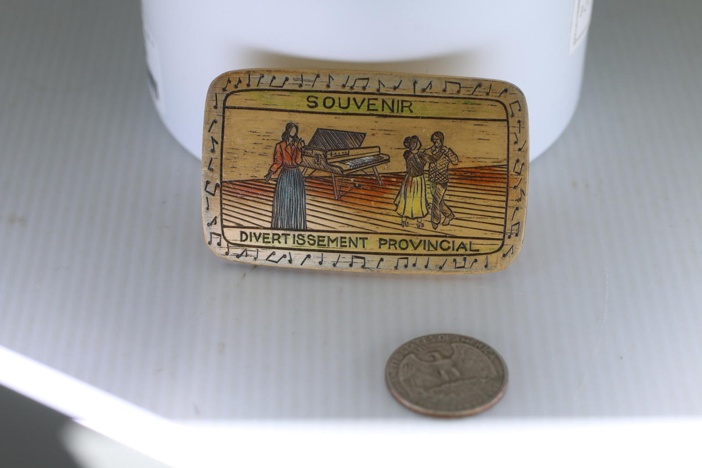 Vintage Souvenir Brooch - Divertissement Provincial Design buttom pinback