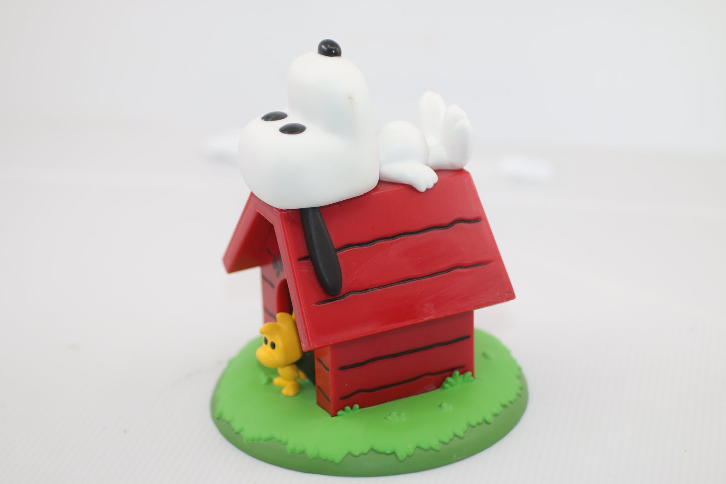 Pop! Funko Animation Peanuts #856 Snoopy and Woodstock w/ Doghouse Vinyl Figure