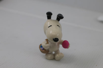EASTER PEANUTS SNOOPY CARRYING A EASTER BASKET AND A PINK EGG 2 1/2" TALL