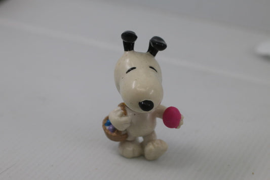 EASTER PEANUTS SNOOPY CARRYING A EASTER BASKET AND A PINK EGG 2 1/2" TALL