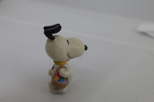 EASTER PEANUTS SNOOPY CARRYING A EASTER BASKET AND A PINK EGG 2 1/2" TALL