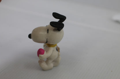 EASTER PEANUTS SNOOPY CARRYING A EASTER BASKET AND A PINK EGG 2 1/2" TALL