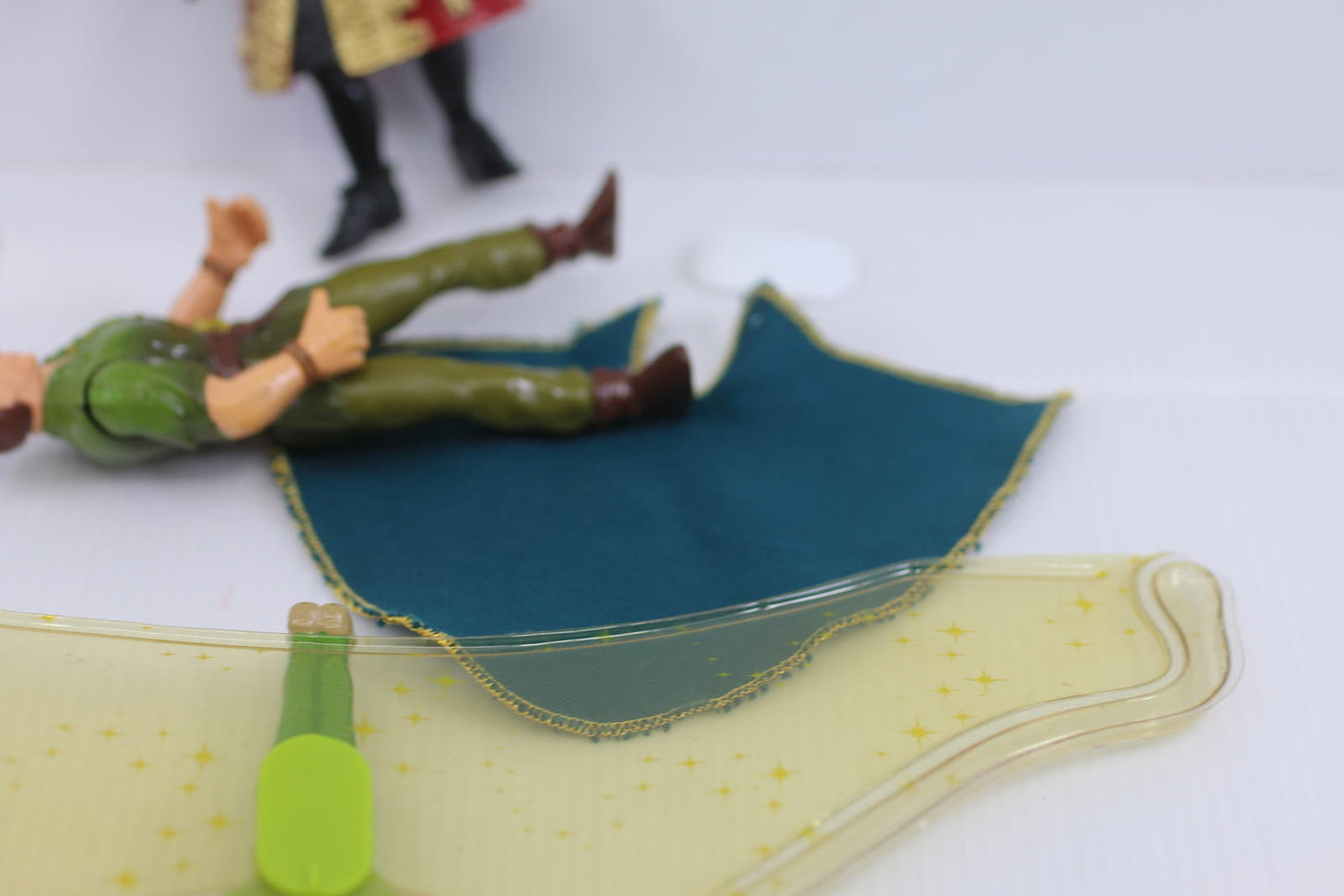 Vintage Disney Peter Pan Captain Hook action Figure Lot w Flying Glider Cape toy