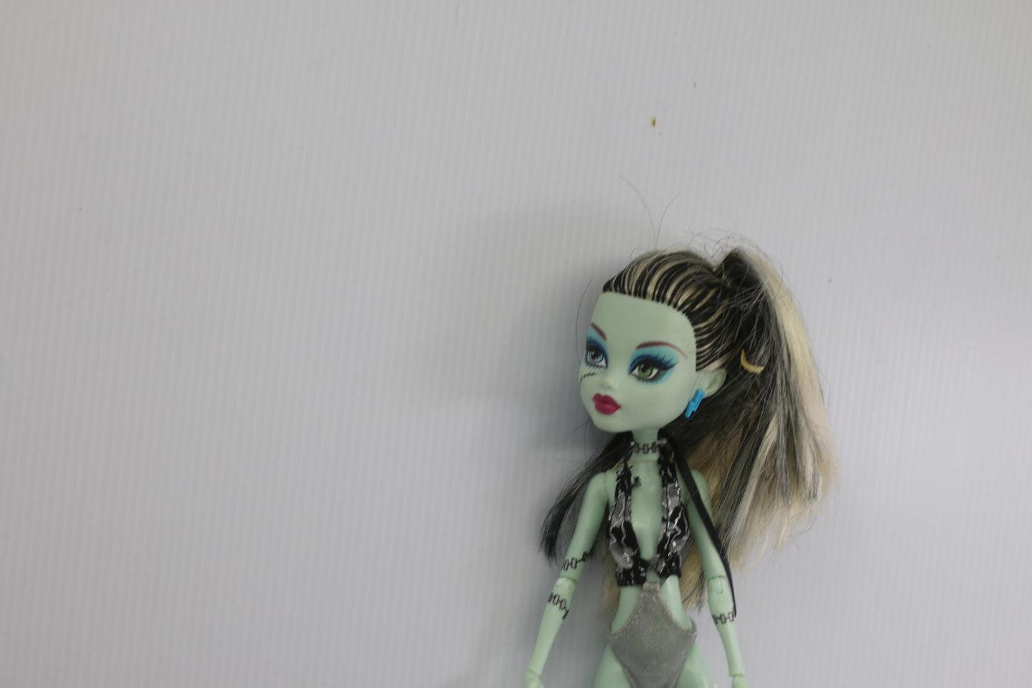 Monster High Doll Power Ghouls Frankie Stein with Accessories and Coffin Bed toy
