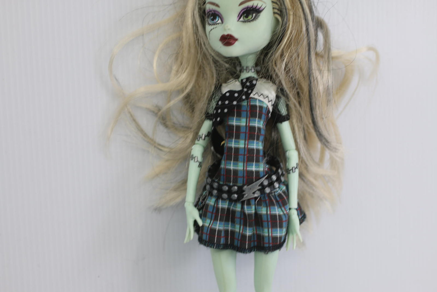 Monster High Doll Power Ghouls Frankie Stein with Accessories and Coffin Bed toy