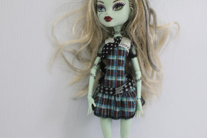 Monster High Doll Power Ghouls Frankie Stein with Accessories and Coffin Bed toy