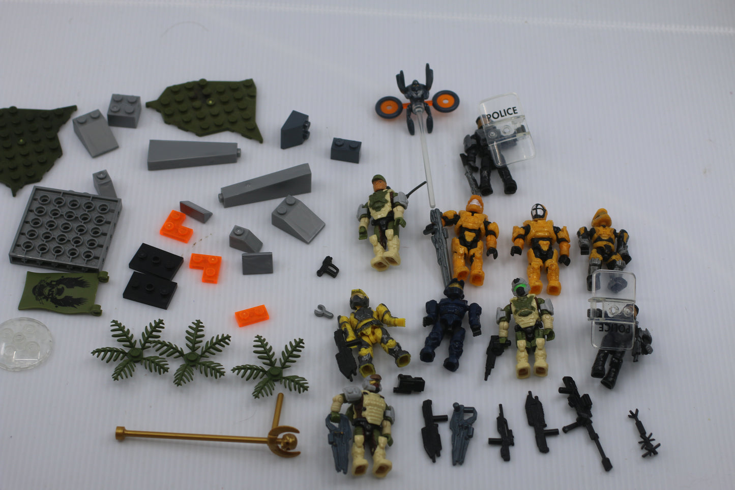 Mega Bloks Construx HALO LOT Of  Rare Mini Figures & Accessories Weapons toys