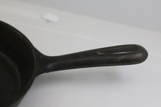 Vintage Cast Iron FinDlAY Skillet Frying Pan with TWO Pour Spouts