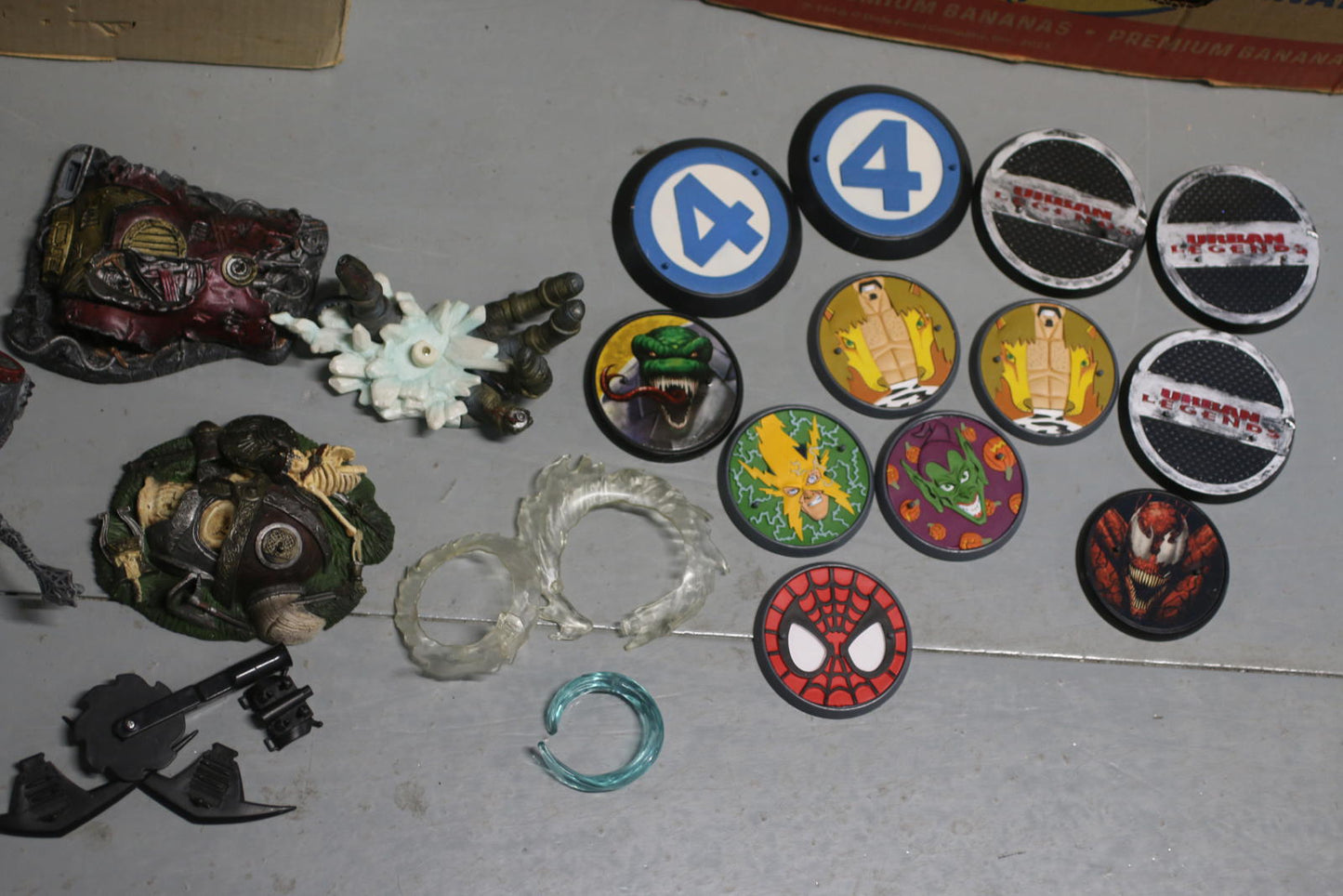 Mixed Marvel Legends / Diamond Select / comic figure accessories stands lot toys