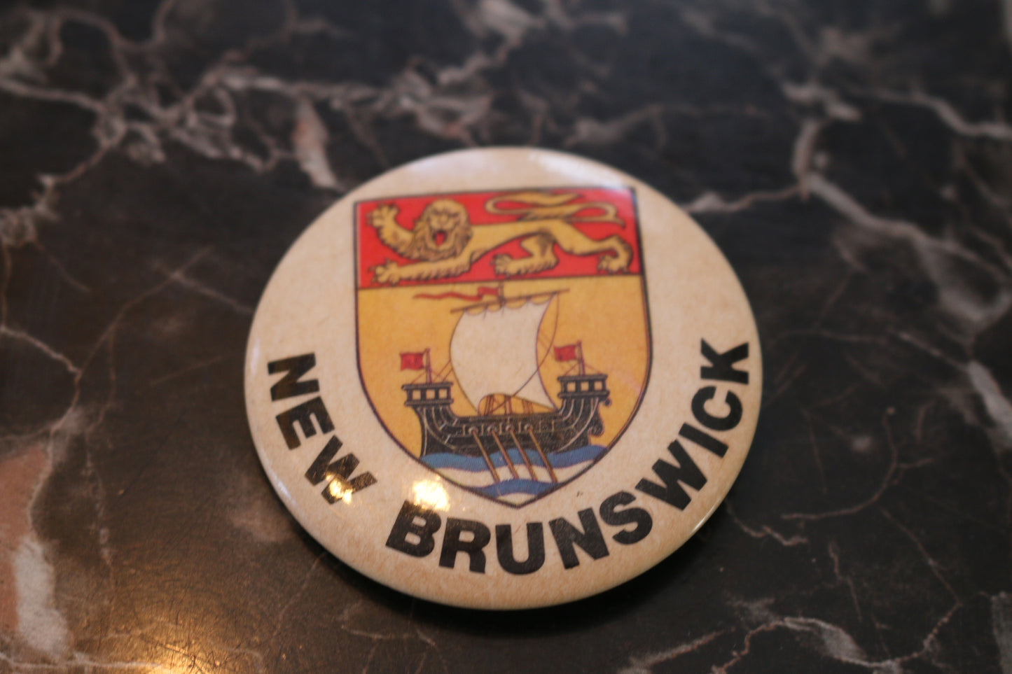 Vintage button Macaron Souvenir New brunswick pinback