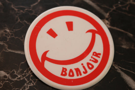 Vtg button pinback Macaron Souvenir Québec Bonjour smiley red white