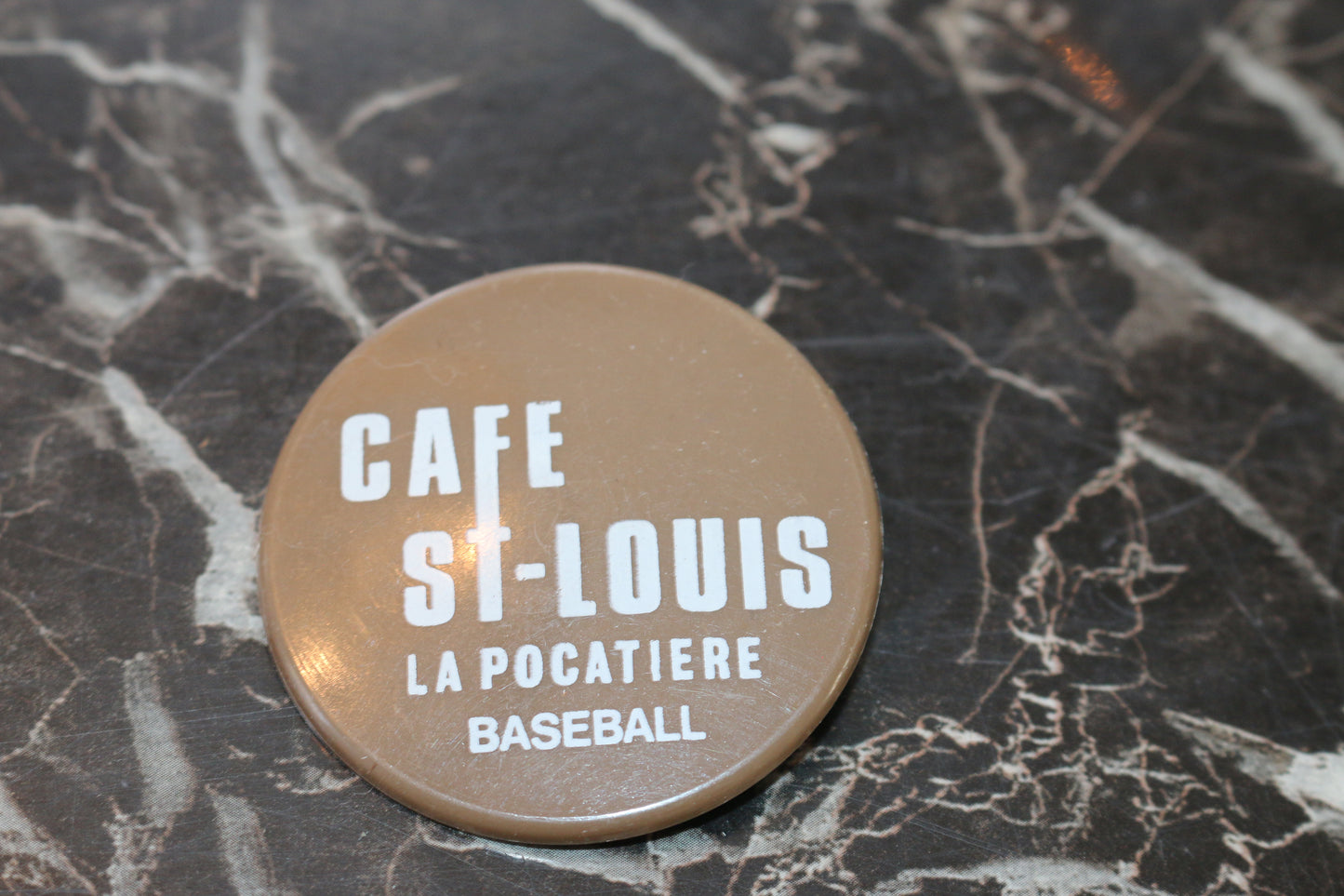 Vtg button pinback Macaron Souvenir Café St-Louis La pocatiere baseball