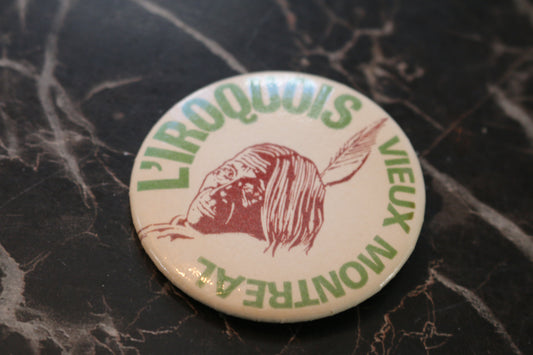Vtg button pinback Macaron Souvenir l'iroquois vieux Montréal