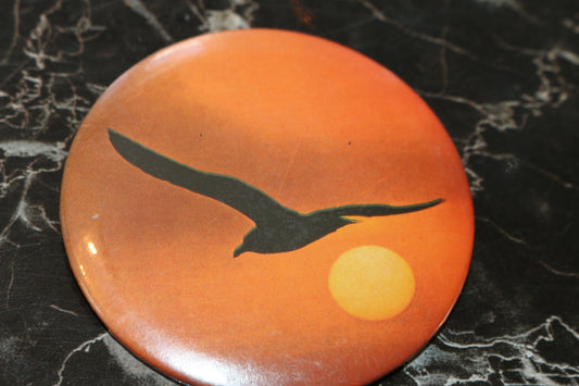 Vtg button pinback Macaron Souvenir Sunset bird shadow