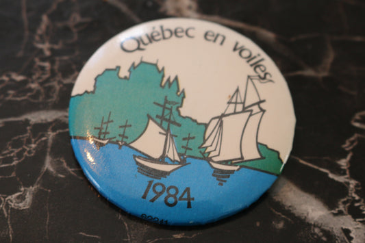Vtg button pinback Macaron Souvenir QUébec en voiles 1984