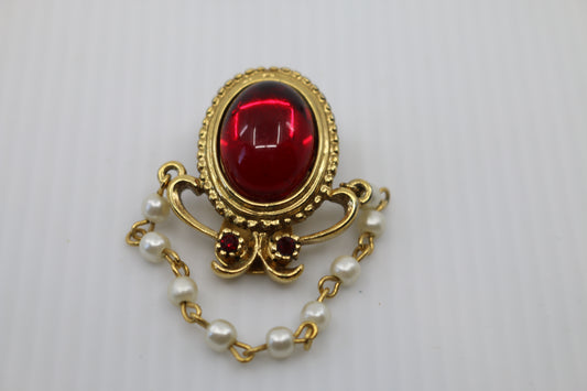 Beautiful vendôme red brooch Clip clasp with white perl on chain