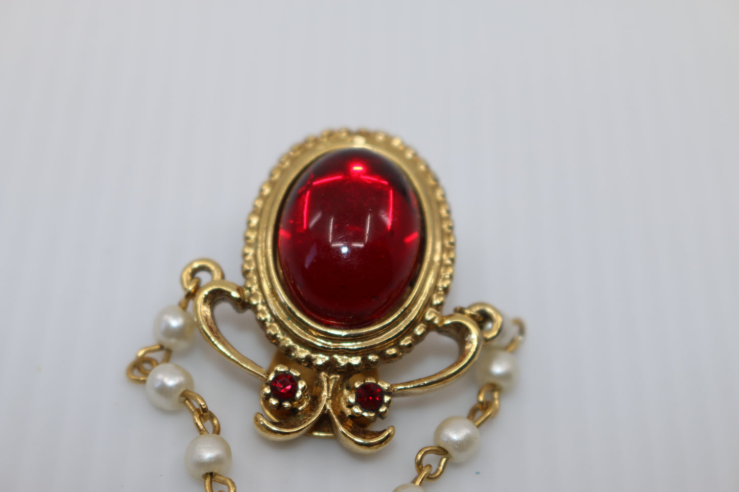 Beautiful vendôme red brooch Clip clasp with white perl on chain