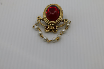 Beautiful vendôme red brooch Clip clasp with white perl on chain