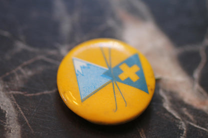 Vintage Yellow Pinback Button Badge alpin Ski Yellow Graphic Design
