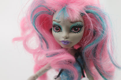 Rochelle Goyle Monster High Doll Mattel 2011 toy with wrong cloth