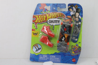Hot Wheels Skate Tony Hawk Cyber Claw 7/8 Fingerboard Set w/ Shoes Mattel