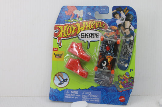 Hot Wheels Skate Tony Hawk Cyber Claw 7/8 Fingerboard Set w/ Shoes Mattel