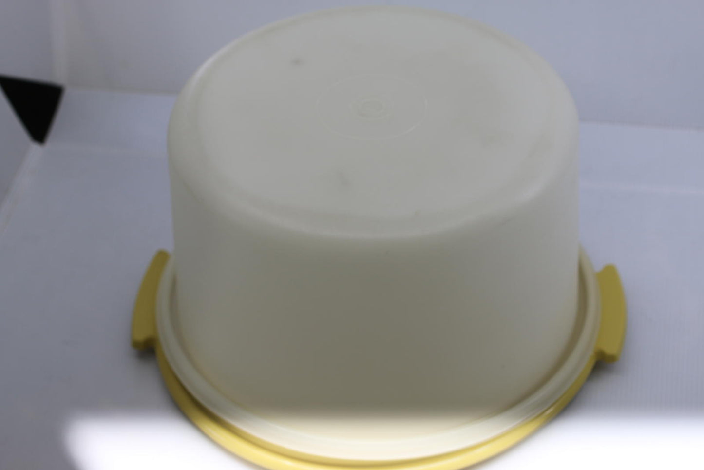 Vintage Tupperware Yellow Cake Taker Carrier Bowl w/ Lid USA no handle